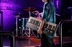 Hammond M-solo Drawbar Keyboard - Sort - på scenen