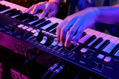 Hammond M-solo Drawbar Keyboard - Bourgogne rød - scene